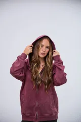 Cardigan con capucha color bordó, con efecto lavado y cierre frontal.