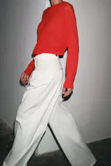 Top de punto color rojo, de cuello redondo y manga larga.