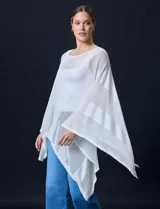 Poncho negro de tejido calado con lurex, terminación asimétrica y cuello redondo.