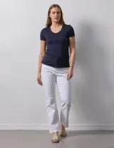 Remera azul marino de modal, marca Tahari, con cuello redondo a la base y mangas cortas.