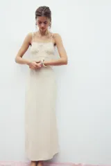 Pack de tres pulseras rígidas para mujer. Incluye una pulsera de resina color crema con apliques metálicos, una pulsera metálica labrada de mayor tamaño y una pulsera metálica labrada más fina.