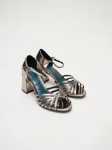 Sandalias de charol con estampado floral, taco cuadrado y correa fina en el tobillo.