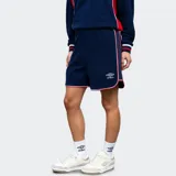 Short deportivo azul marino con cintura elástica y cordón ajustable. Presenta una franja lateral blanca con un fino borde rojo. Logo de Umbro bordado en el muslo izquierdo.