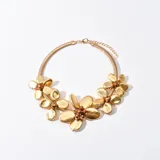 Collar con diseño de flores en metal dorado, ideal para realzar cualquier atuendo.