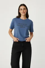 Remera de algodón blanca, corte holgado, con cuello redondo y manga corta. Estampado frontal con texto en color bordó: "I HATE YOU (FLIRTING)".