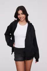 Campera con capucha color verde, de corte holgado y cierre delantero.