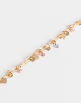 Pulsera dorada de doble cadena con dijes colgantes de corazones negros, monedas doradas y cuentas de cristal rosas y celestes.