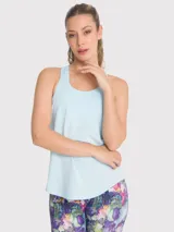 Musculosa deportiva negra de calce regular, cuello redondo y sisas amplias.