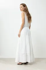 Maxi falda blanca con cintura elastizada y detalles de puntilla.