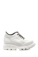 Deportivo alto color blanco, con detalles de cuero combinado, cierre de cordones y suela gruesa.