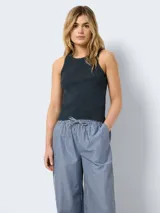 Musculosa negra de tejido acanalado, corte ajustado y cuello redondo.