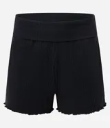 Conjunto de pijama corto negro confeccionado en Rib sin estampa. Incluye blusa con breteles finos, escote nadador en la espalda y aplicación de lazos; y short con cintura elástica y bajo frufru.