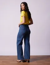 Jean baggy de tiro alto marca Baccini, corte wide leg, color azul denim. Cuenta con pretina con pasadores, botón y cierre. Delantera y trasera con bolsillos.