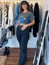 Pantalón de jean negro de corte recto, tiro alto y confeccionado en denim con lycra.