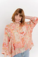 Blusa con estampado único, cuello mao, abertura frontal y mangas 3/4.