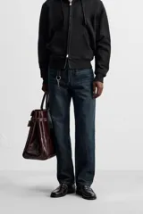 Jeans azul oscuro de corte recto, con largo al tobillo, confeccionados en denim de algodón con efecto lavado. Diseño de cinco bolsillos y cierre frontal con botones.