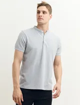 Remera manga corta con cuello mao y media botonadura, color azul.