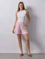 Short de lino estampado a rayas rosas y blancas, con pretina ancha elastizada y bolsillos inclinados.