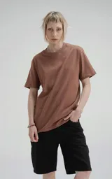 Remera color marrón claro de manga corta, cuello redondo y calce regular con recorte en espalda, realizada en algodón premium muy suave al tacto.