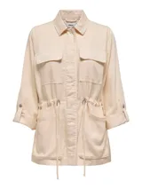 Chaqueta color beige claro, con cuello clásico, mangas 3/4 con trabillas y cierre con botones. Cuenta con cuatro bolsillos frontales con solapa y cintura ajustable con cordón.