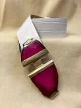 Cinturón de cuero negro con hebilla intercambiable en diseño metálico.