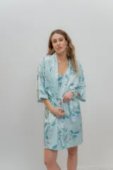 Bata kimono de seda estampada, con manga al codo y diseño floral, largo por encima de la rodilla.