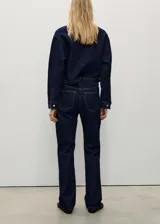 Pantalón de jean azul oscuro de corte recto, tiro medio y largo hasta el tobillo.