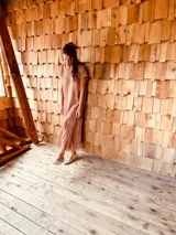 Vestido midi tejido en hilo brillante color cobre, con mangas cortas, corte oversized y flecos en el ruedo.