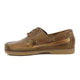 Zapatos náuticos color marrón con cordones y detalle de costura clásica, ideales para un look casual.