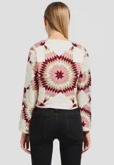 Chaqueta corta de algodón con estampado geométrico en tonos rosa, beige y borgoña. Diseño acolchado con cuello redondo y manga larga.
