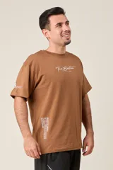 Remera blanca de algodón con estampado frontal que incluye el texto "The Boston Est. 1997" y un texto vertical más largo en el lateral.