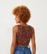 Top musculosa cropped de tejido de punto con escote cuadrado y estampado animal print de jaguar en tonos marrón, negro, rosado y amarillo.