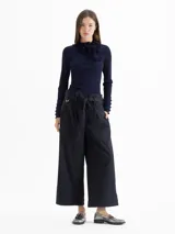 Pantalón culotte azul marino de tiro alto con lazo para atar en la cintura y bolsillos laterales.