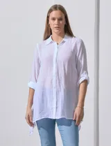 Camisa larga de rayón marca Robert Louis, con estampado a rayas verticales en tonos coral y blanco. Tiene cuello con solapa, abertura central con botones, mangas largas regulables con presilla y botón, y tajos laterales.