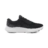 Championes de running Under Armour Charged Rogue 4, color negro con logo blanco y suela blanca.