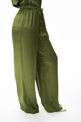 Pantalón de vestir verde oliva, de corte recto y tiro alto, con cintura elástica y cordón ajustable.