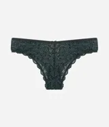 Bombacha de bikini color celeste, de encaje rústico floral, con lazo y dije colgante.