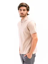 Remera polo negra de jersey con cuello clásico y tapeta de dos botones.