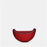 Riñonera de cuero color marrón claro, con correa regulable y cierre superior.