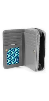 Billetera mediana de símil cuero con diseño a rayas horizontales en blanco, gris y negro. Tiene cierre alrededor y tapa frontal con compartimento interior con 8 tarjeteros y lugar para billetes.