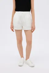 Short blanco de viscosa con bordado tipo broderie, de calce alto y holgado.