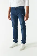 Jean azul oscuro de corte recto, con tiro medio, roturas en la pierna y logo bordado en el bolsillo trasero.