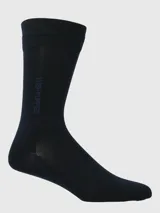 Calcetines negros de vestir con logo de la marca Hush Puppies en el lateral.
