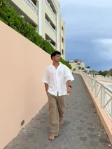 Pantalón de lino color beige, de corte amplio y con cordón ajustable en la cintura.