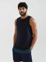Musculosa verde claro de algodón, con cuello redondo y sisas anchas.