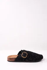 Zueco negro con estampado animal print, hebilla dorada y suela de corcho.