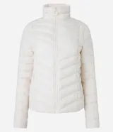 Campera puffer ultraligera color marrón, confeccionada en poliamida acolchada, con cuello alto y cierre por cremallera. Incluye bolsita con cordón.