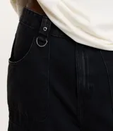 Bermuda de hombre, modelo baggy, confeccionada en jeans de algodón. Presenta cintura con trabillas, cierre por botón y cremallera, y bolsillos tipo carpinteiro.