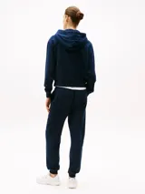Buzo azul marino con capucha y cremallera frontal, con logo Tommy Hilfiger bordado en el pecho y en el puño.
