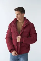 Campera puffer negra de nylon con capucha ajustable, cierre frontal con botones a presión y bolsillos laterales.